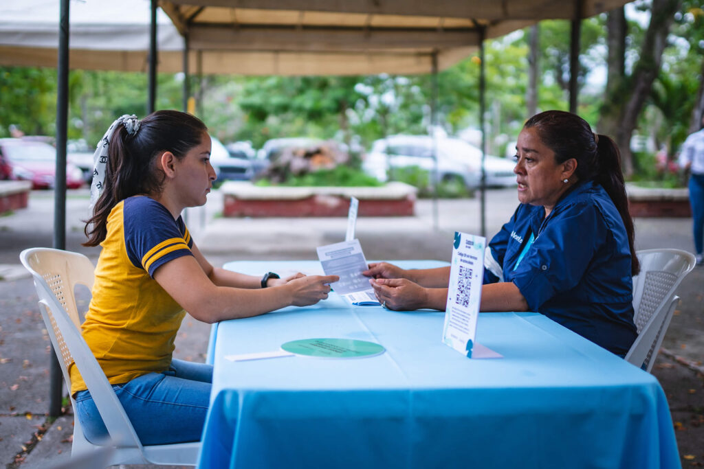 Como parte de SanaMente, dos mujeres se reúnen para hablar sobre salud mental en Honduras.